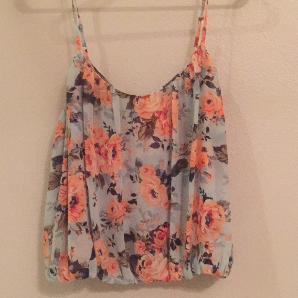 Amazing floral crop tank 🌸🌹